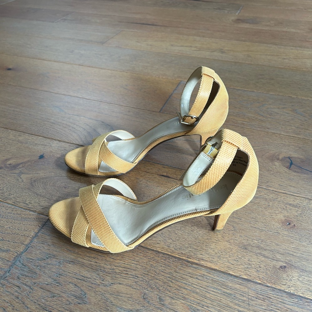 Woman’s open toe pump shoe with buckle ankle strap.    8 1/2